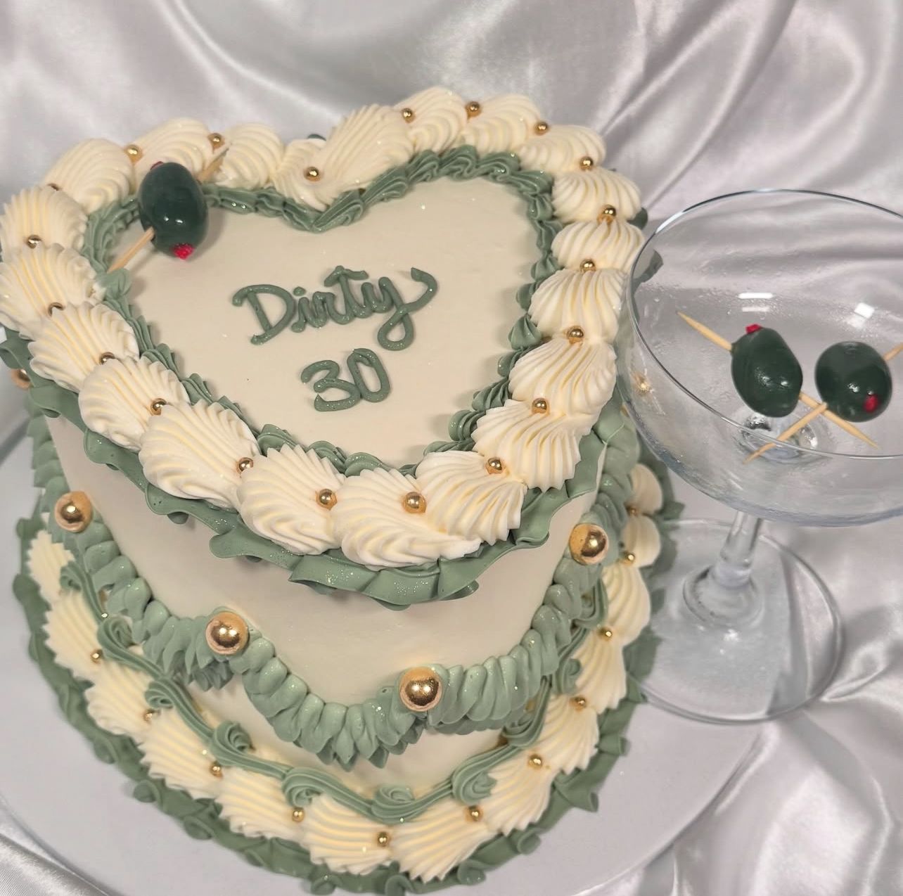 Dirty 30 Heart Cake 💚🥂✨