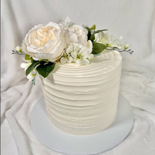Elegant White Floral Cake 🌸