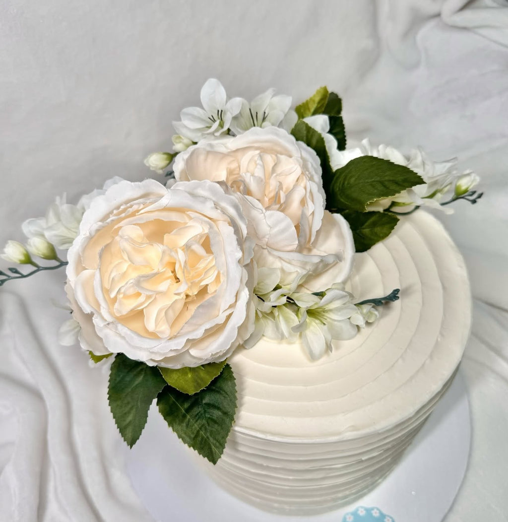 Elegant White Floral Cake 🌸