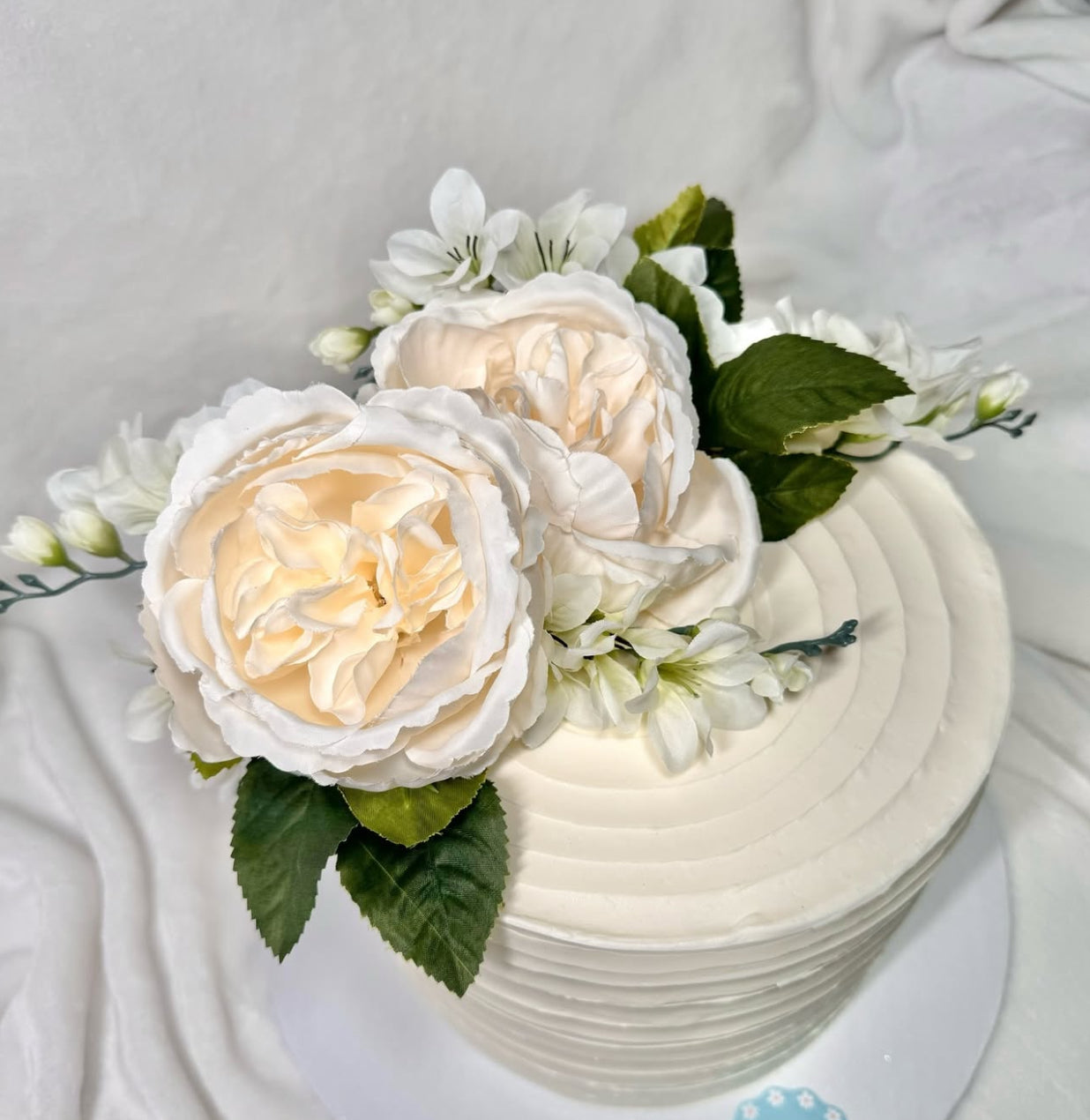 Elegant White Floral Cake 🌸